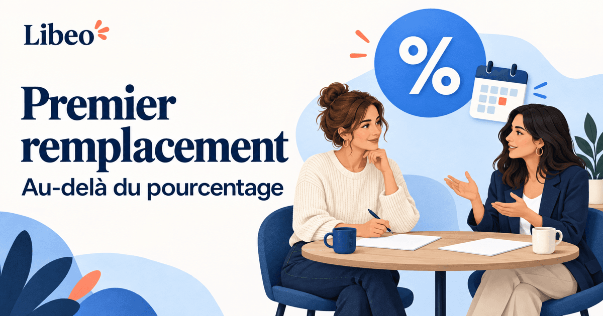 Deux collègues échangent à une table devant un symbole pourcentage et un calendrier, sous le titre Premier remplacement, Au-delà du pourcentage.